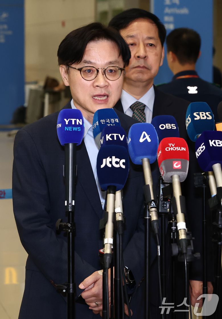 김정관 산업통상자원부 장관이 1일 오후 인천국제공항 제2터미널에서 한미 관세협상 관련 취재진 질의에 답변하고 있다. 오른쪽은 구윤철 경제부총리 겸 기획재정부 장관. 2025.8.1/뉴스1 ⓒ News1 김민지 기자