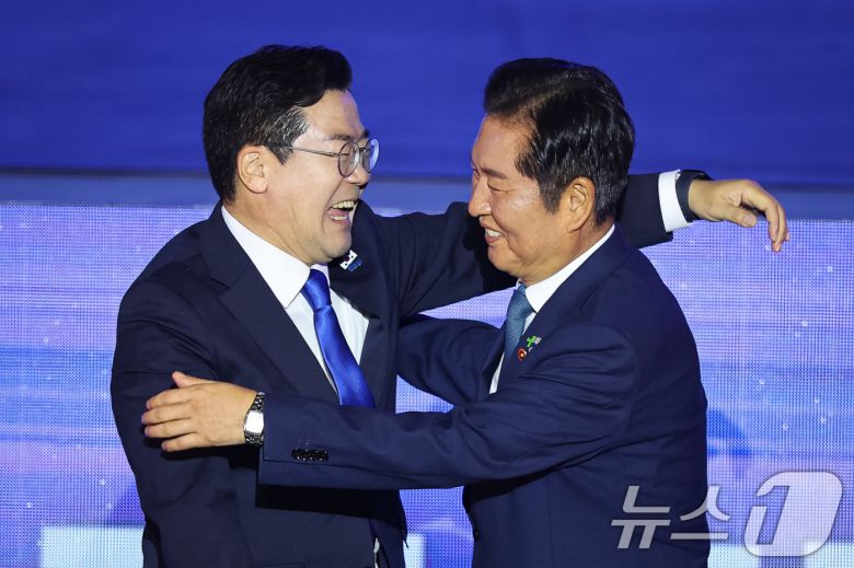 정청래 더불어민주당 신임 당대표와 박찬대 후보가 2일 경기 고양시 킨텍스에서 열린 제2차 임시전국당원대회에서 당선 발표 후 포옹하고 있다. 2025.8.2/뉴스1 ⓒ News1 유승관 기자