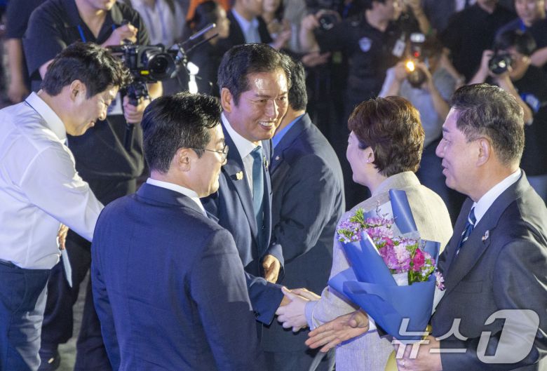 정청래 더불어민주당 신임 당대표가 2일 경기 고양시 킨텍스에서 열린 제2차 임시전국당원대회에서 당선 발표 후 의원들과 인사하고 있다. (공동취재) 2025.8.2/뉴스1 ⓒ News1 유승관 기자