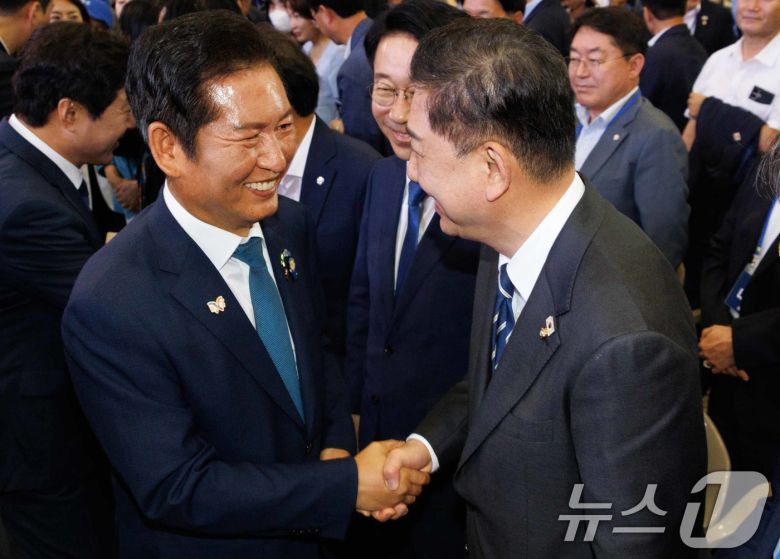 정청래 더불어민주당 신임 당대표와 김병기 원내대표가 2일 경기 고양시 킨텍스에서 열린 제2차 임시전국당원대회에서 악수하고 있다. (공동취재) 2025.8.2/뉴스1 ⓒ News1 유승관 기자