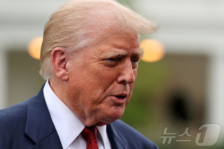 도널드 트럼프 미국 대통령이 1일(현지시간) 미국 워싱턴DC 백악관에서 뉴저지로 출발하기 위해 '마린 원'(미 대통령 전용헬기)에 탑승하기 전 기자들과 만나 질문에 답하고 있다. 2025.08.01. ⓒ 로이터=뉴스1 ⓒ News1 류정민 특파원