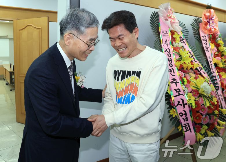 신평 변호사가 지난 2월 26일 오후 서울 중구 명동 YWCA에서 열린 자신의 '시골살이 두런두런' 출판기념회에 참석한 전한길 강사와 인사를 나누고 있다. 2025.2.26/뉴스1 ⓒ News1 박정호 기자