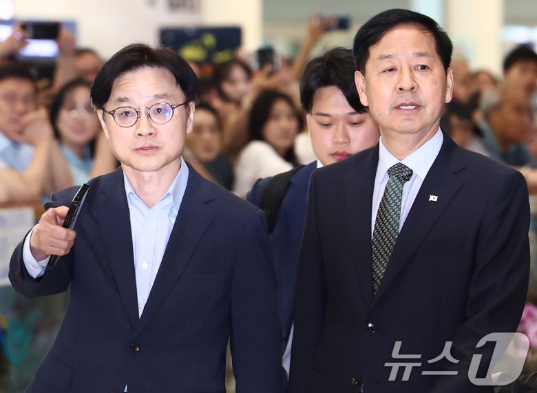 한미 관세협상을 마친 구윤철 경제부총리 겸 기획재정부 장관과 김정관 산업통상자원부 장관이 1일 오후 인천공항 2터미널을 통해 귀국하고 있다. 2025.8.1/뉴스1 ⓒ News1 김민지 기자