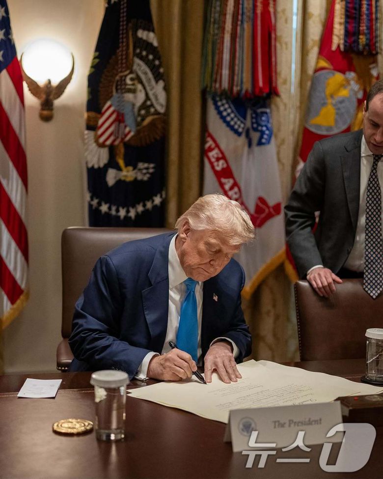 백악관은 30일(현지시간) 인스타그램 계정에 트럼프 대통령이 백악관에서 한미 무역합의 문서에 서명하는 사진을 올렸다. 사진 글에는 “미국이 대한민국과 완전하고 완전한 무역 협정에 합의했다는 소식을 전하게 되어 기쁘다” 고 적었다. (백악관 인스타그램 계정. 재판매 및 DB 금지) 2025.7.31/뉴스1