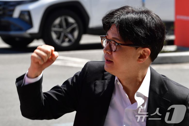 한동훈 국민의힘 대선경선 후보가 21일 오전 2025 APEC 정상회의가 열리는 경북 경주시 화백컨벤션센터를 방문한 자리에서 지지자들의 환호에 주먹을 불끈 쥐고 있다. 2025.4.21/뉴스1 ⓒ News1 최창호 기자