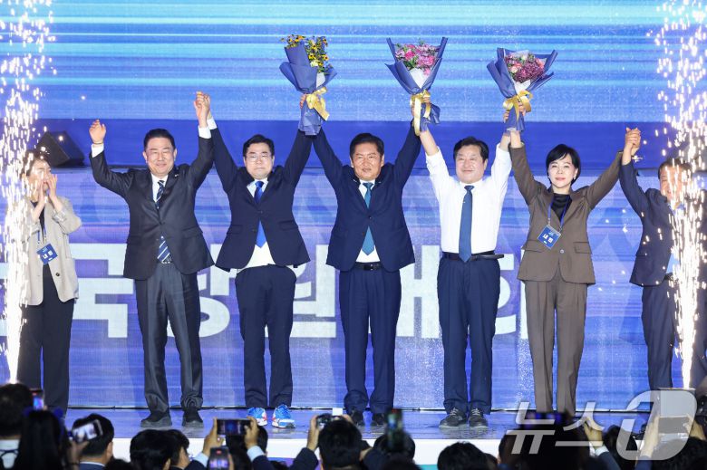 정청래 더불어민주당 신임 당대표와 황명선 최고위원을 비롯한 지도부가 2일 경기 고양시 킨텍스에서 열린 제2차 임시전국당원대회에서 당원들을 향해 손을 들어보이고 있다. 2025.8.2/뉴스1 ⓒ News1 유승관 기자