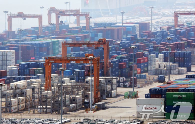 도널드 트럼프 미국 대통령이 한국 등 수십 개 국가들을 상대로 적용할 상호관세율을 수정한 행정명령에 서명했다고 백악관이 밝혔다. 변경된 상호관세율은 8월 7일 발효된다. 한국의 주력 수출품인 자동차 관세율은 15%로, 철강·알루미늄·구리는 기존 관세율(50%)를 유지하기로 했다. 사진은 1일 경기 평택시 포승읍 평택항에 수출용 컨테이너가 쌓여있는 모습. 2025.8.1/뉴스1 ⓒ News1 김영운 기자