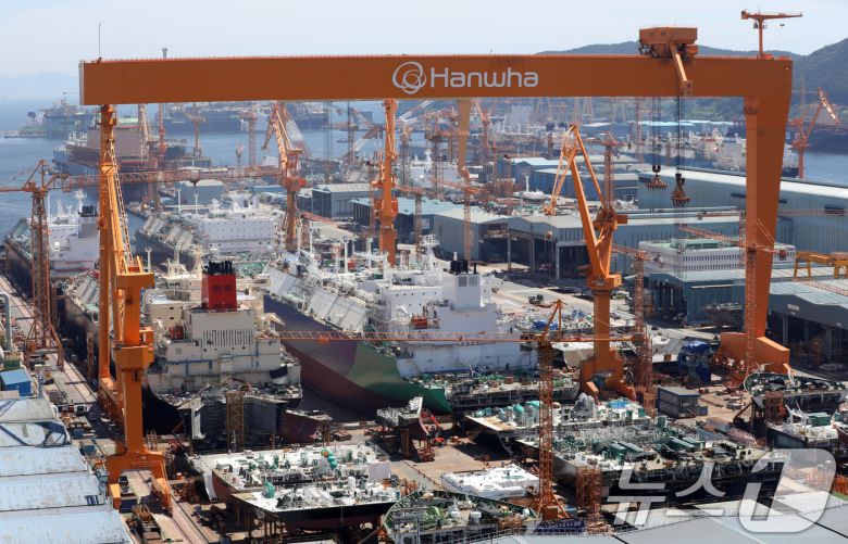 대미 수출 관세 인하와 조선업 투자를 골자로 한 한미 무역 협상이 타결된 31일 경남 거제시 아주동 한화오션 거제사업장에 대형 크레인이 보이고 있다. 정부는 미국 도널드 트럼프 행정부와 무역 협상 합의에는 한국이 제안한 조선업 협력안인 '마스가'(MASGA) 프로젝트가 가장 크게 기여했다고 밝혔다. 2025.7.31/뉴스1 ⓒ News1 윤일지 기자