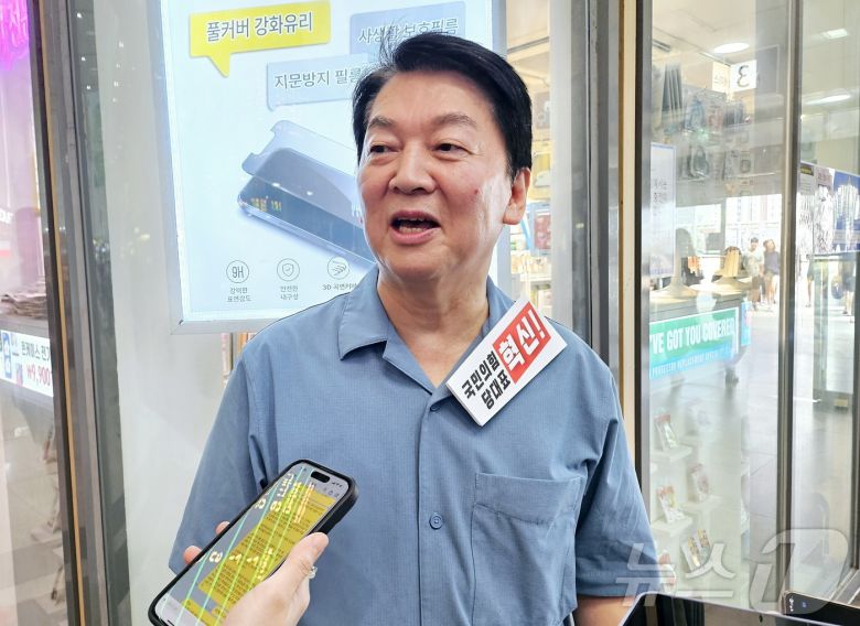 안철수 국민의힘 대표 후보가 2일 오전 동대구역에서 기자들과 만나 질문에 답변하고 있다. 2025.8.2/뉴스1 ⓒ News1 남승렬 기자