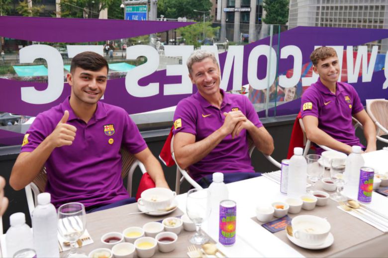 팬들과의 만남을 마친 뒤 (왼쪽부터)페드리,레반도프스키,페르민 선수가 루프탑에서 '치마카세'를 기다리고 있다.