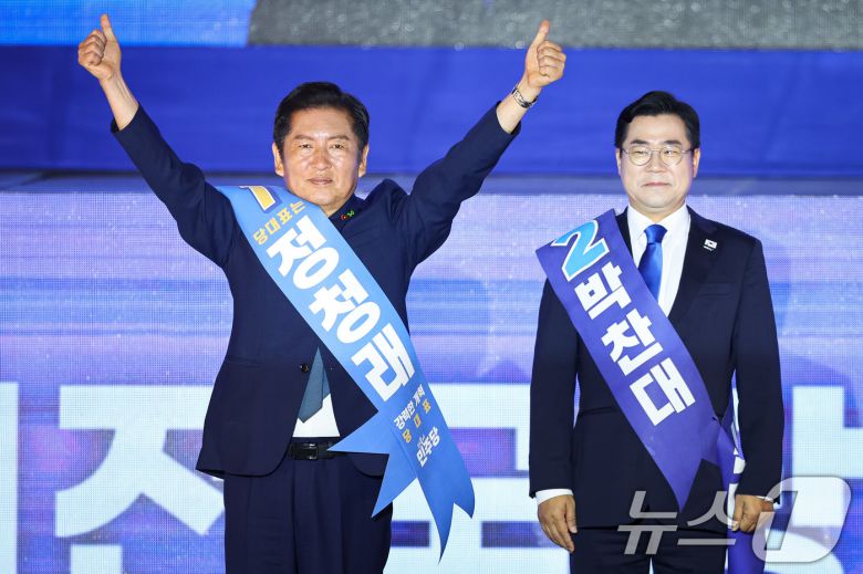 정청래 더불어민주당 당대표 후보가 2일 경기 고양시 킨텍스에서 열린 제2차 임시전국당원대회에서 당원들을 향해 인사하고 있다. 오른쪽은 박찬대 후보. 2025.8.2/뉴스1 ⓒ News1 유승관 기자