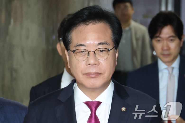송언석 국민의힘 비상대책위원장 겸 원내대표가 1일 오전 서울 여의도 국회에서 열린 원내대책회의에 참석하고 있다. 2025.8.1/뉴스1 ⓒ News1 이광호 기자