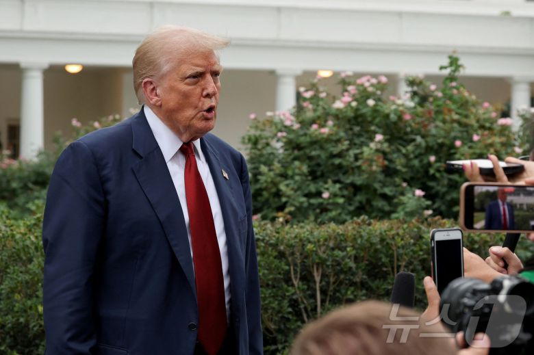 도널드 트럼프 미국 대통령이 1일(현지시간) 미국 워싱턴DC 백악관에서 뉴저지로 출발하기 위해 '마린 원'(미 대통령 전용헬기)에 탑승하기 전 기자들과 만나 질문에 답하고 있다. 2025.08.01. ⓒ 로이터=뉴스1 ⓒ News1 류정민 특파원