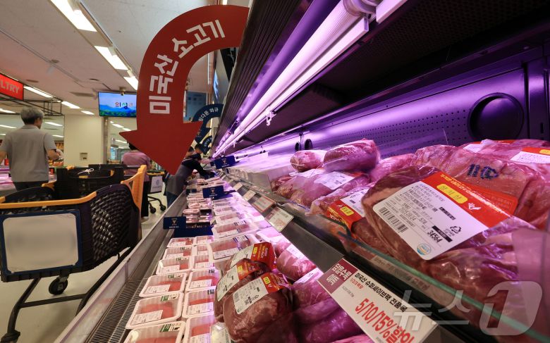 한미 상호 관세협상이 31일 타결됐다. 미국이 8월 1부터 부과하기로 한 상호관세 25%는 15%로 낮아지고 자동차 품목 관세는 15%로 결정됐으며, 쌀과 소고기는 식량 안보와 민감성을 감안해 추가 개방을 하지 않기로 했다는 내용이 골자다. 사진은 이날 서울 시내 한 대형마트에 진열된 미국산 소고기. 2025.7.31/뉴스1 ⓒ News1 김진환 기자