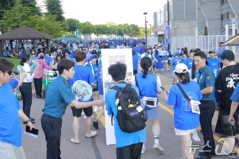 경기남부경찰청이 가수 싸이 씨의 공연 '흠뻑쑈 SUMMERSWAG2025–수원' 공연장 일대에서 기초질서 확립을 위한 캠페인을 전개했다.(경기남부경찰청 전개)