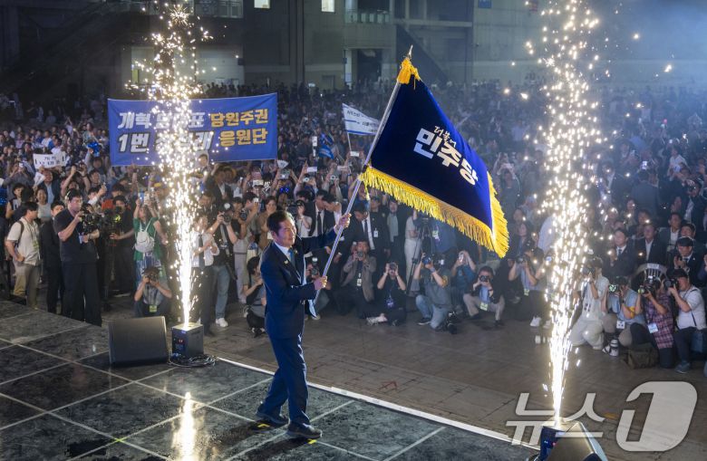 정청래 더불어민주당 신임 당대표가 2일 경기 고양시 킨텍스에서 열린 제2차 임시전국당원대회에서 당기를 흔들고 있다. (공동취재) 2025.8.2/뉴스1 ⓒ News1 유승관 기자