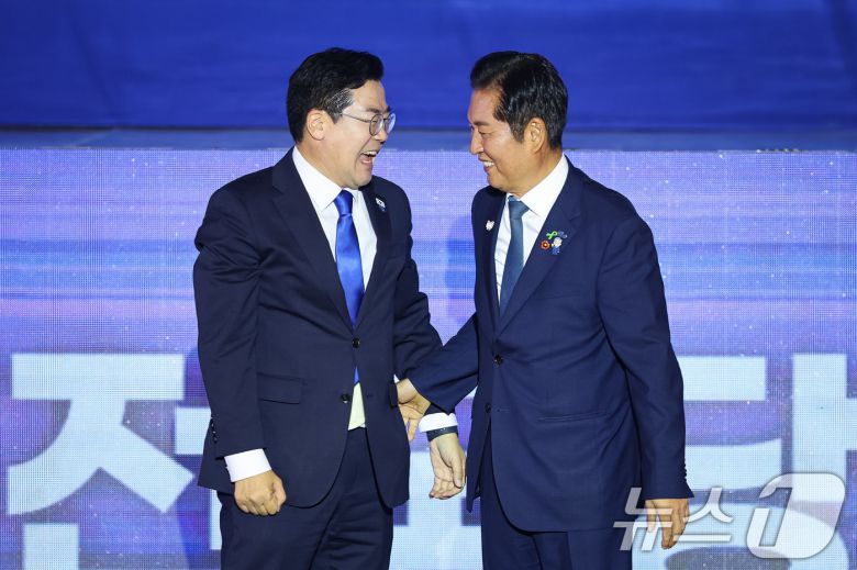 정청래 더불어민주당 신임 당대표와 박찬대 후보가 2일 경기 고양시 킨텍스에서 열린 제2차 임시전국당원대회에서 당선 발표 후 서로를 격려하고 있다. 2025.8.2/뉴스1 ⓒ News1 유승관 기자