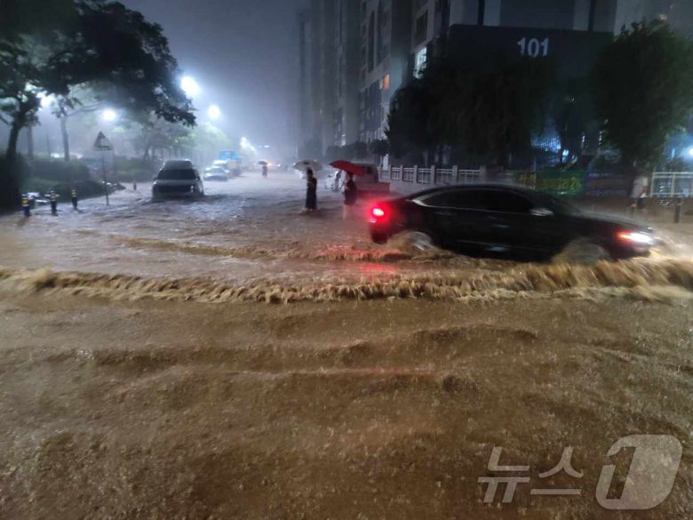 3일 오후 8시 40분 기준 무안공항 279.2㎜를 최고로 전남 무안과 함평 지역에 집중호우가 쏟아지는 가운데 무안읍의 침수된 도로를 자동차가 지나고 있다. 2025.8.3/뉴스1 ⓒ News1 김태성 기자