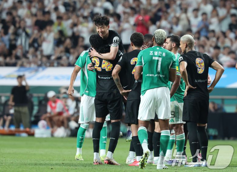 3일 오후 서울 마포구 서울월드컵경기장에서 열린 쿠팡플레이 시리즈 토트넘 홋스퍼와 뉴캐슬 유나이티드의 경기 후반전, 토트넘 손흥민이 교체로 그라운드를 나가며 동료 선수들과 인사를 나누고 있다. 2025.8.3/뉴스1 ⓒ News1 장수영 기자