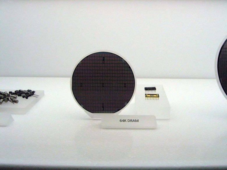 64K D램 (출처: 문화재청, KOGL Type 1 , via Wikimedia Commons)