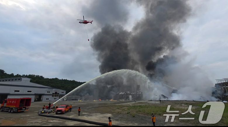 3일 오후 경북 영천시 금호읍에 있는 화학물질 취급 공장에서불이 나 소방 당국이 대응 1단계를 발령하고 진화 중이다. (경북소방본부 제공. 재판매 및 DB 금지) 2025.8.3/뉴스1