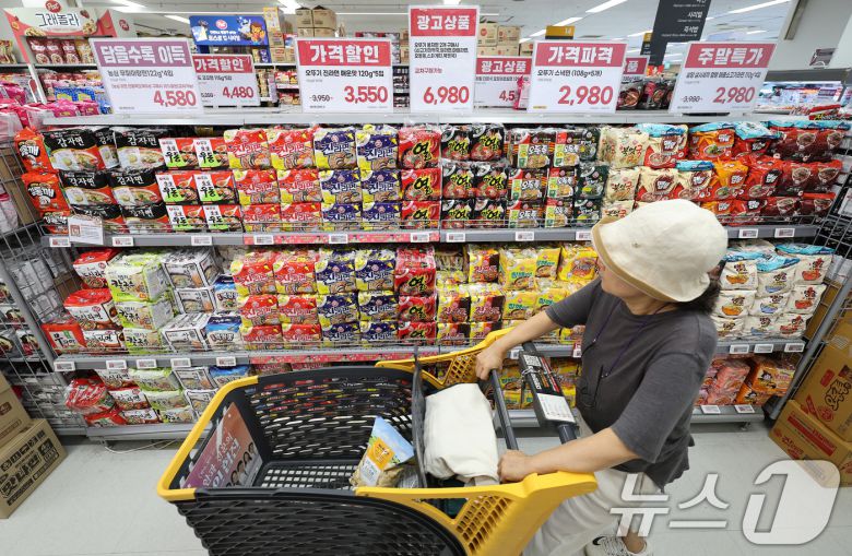 통계청에 따르면 6월 소비자물가지수는 전년 동월 대비 2.2% 상승했다.  서울의 한 대형마트. 2025.7.2/뉴스1 ⓒ News1 박지혜 기자