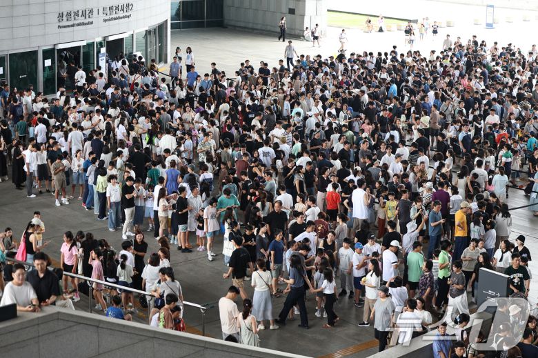 3일 오전 서울 용산구 국립중앙박물관 전시실 앞 광장이 입장을 대기하는 시민들로 북적이고 있다. 국립중앙박물관에 따르면 지난 7월 박물관 관람객 수는 69만 4552명으로, 지난해 같은 기간 33만 8868명과 비교해 2배 이상 늘어났다. 지난달까지 집계된 관람객 수는 345만 명으로, 현재 추세대로라면 연간 관람객은 400만명을 넘어 최다 기록을 경신할 것으로 보인다. 이같은 현상은 최근 '케이팝 데몬 헌터스'등 K콘텐츠의 흥행과 여름방학 시기가 맞물린 영향으로 풀이된다. 2025.8.3/뉴스1 ⓒ News1 민경석 기자