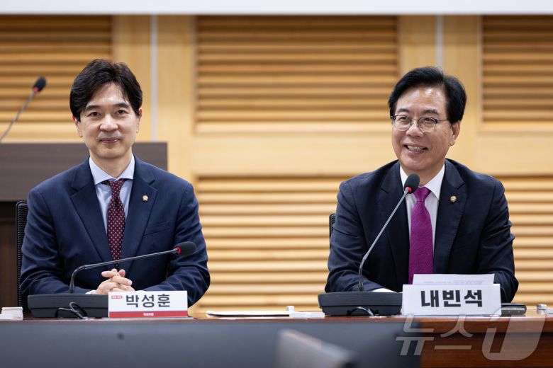 송언석 국민의힘 비상대책위원장 겸 원내대표(오른쪽)가 지난달 7일 서울 여의도 국회 의원회관에서 열린 해운강국 재건을 위한 선화주 상생 정책세미나에서 축사를 하고 있다. 왼쪽은 박성훈 의원. 2025.7.7/뉴스1 ⓒ News1 유승관 기자