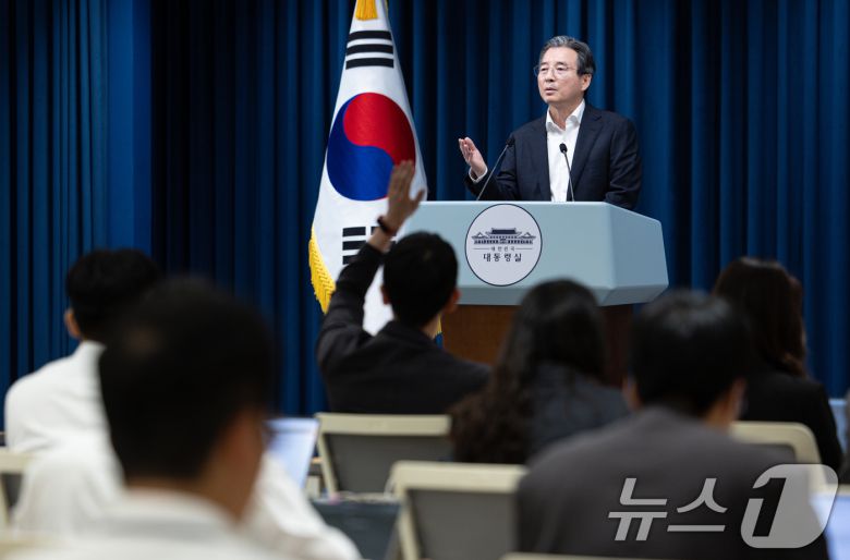 김용범 정책실장이 31일 서울 용산 대통령실 청사에서 열린 한미 관세 협상 타결 관련 브리핑에서 취재진 질문을 받고 있다. 2025.7.31/뉴스1 ⓒ News1 이재명 기자