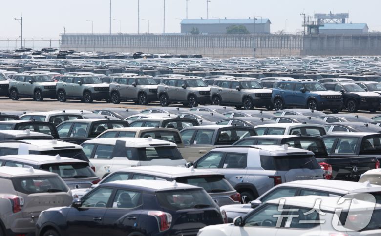 도널드 트럼프 미국 대통령이 한국 등 수십 개 국가들을 상대로 적용할 상호관세율을 수정한 행정명령에 서명했다고 백악관이 밝혔다. 변경된 상호관세율은 8월 7일 발효된다. 사진은 1일 경기 평택시 포승읍 평택항에 수출용 차량이 세워져 있는 모습. 2025.8.1/뉴스1 ⓒ News1 김영운 기자