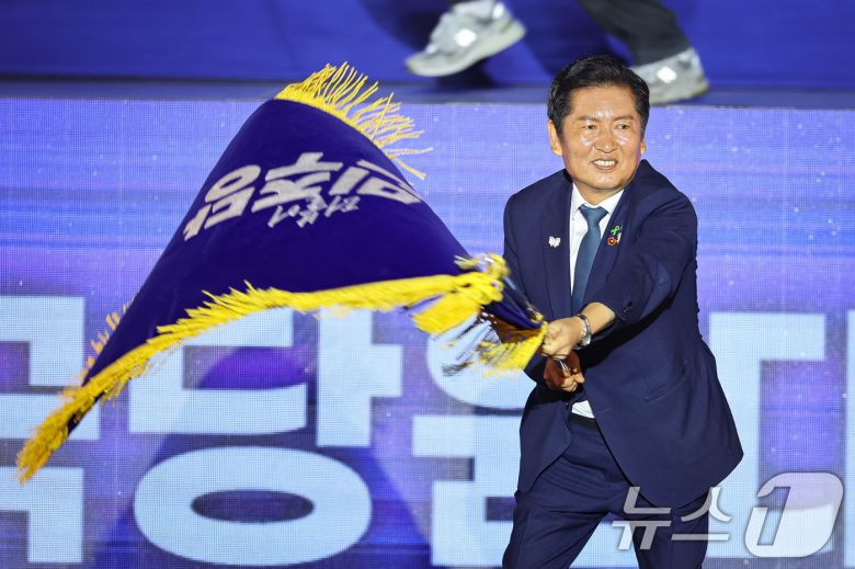 정청래 더불어민주당 신임 당대표가 2일 경기 고양시 킨텍스에서 열린 제2차 임시전국당원대회에서 당기를 흔들고 있다. 2025.8.2/뉴스1 ⓒ News1 유승관 기자