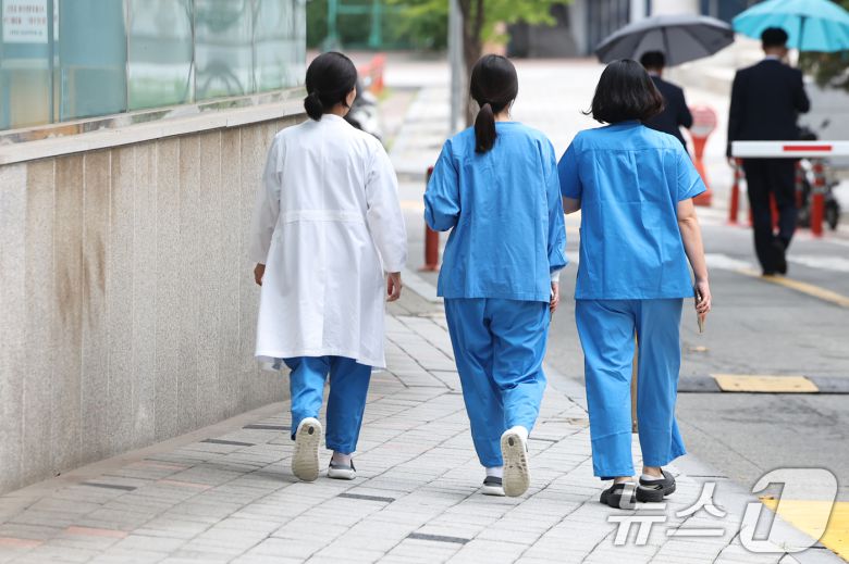 서울의 한 대학병원에서 의료진이 오가고 있다. 2025.7.14/뉴스1 ⓒ News1 민경석 기자