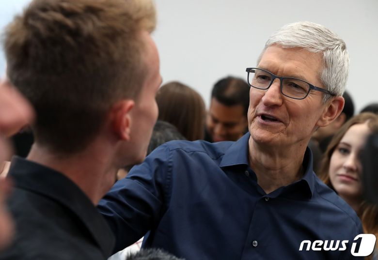 팀 쿡 애플 최고경영자(CEO)는 최근 실적 발표 콘퍼런스 콜에서 "6월 분기에 약 8억 달러의 관세 관련 비용이 발생했다"며 "9월 분기에는 새로운 관세가 부과되지 않는다고 가정할 경우 약 11억 달러의 비용이 추가될 것"이라고 예상한 바 있다.  ⓒ AFP=뉴스1