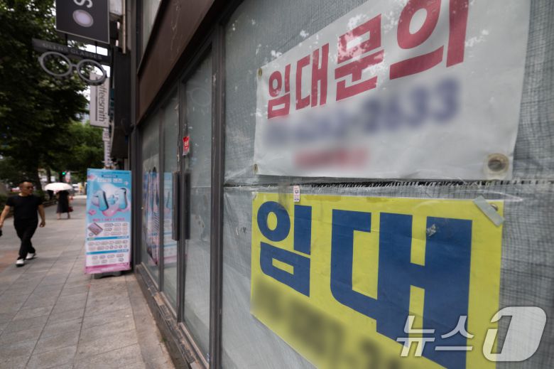 서울 시내의 한 점포에 임대 안내가 붙어 있다. 2025.7.6/뉴스1 <자료사진> ⓒ News1 이승배 기자