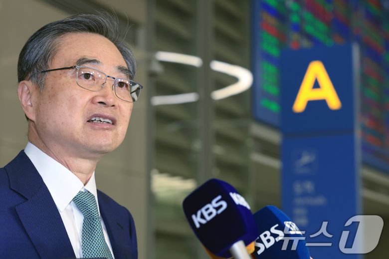 미국 방문을 마친 조현 외교부 장관이 지난 3일 오후 인천국제공항 2터미널을 통해 귀국해 취재진의 질문에 답하고 있다. 2025.8.3/뉴스1 ⓒ News1 박정호 기자