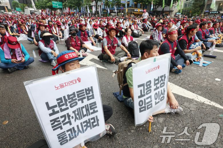 전국민주노동조합총연맹(민주노총) 조합원들이 19일 오후 서울 중구 을지로 일대에서 '7·19 민주노총 총파업 총력투쟁 결의대회'를 하고 있다. 2025.7.19/뉴스1 ⓒ News1 민경석 기자