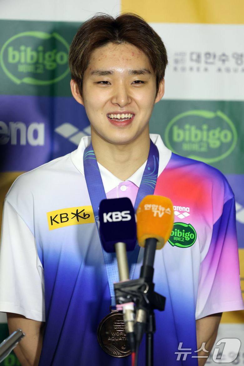 '2025 제22회 싱가포르 세계수영선수권대회' 출전을 마친 대한민국 수영 대표팀 김우민이 4일 오후 인천국제공항을 통해 입국, 취재진 질문에 답하고 있다. 2025.8.4/뉴스1 ⓒ News1 황기선 기자