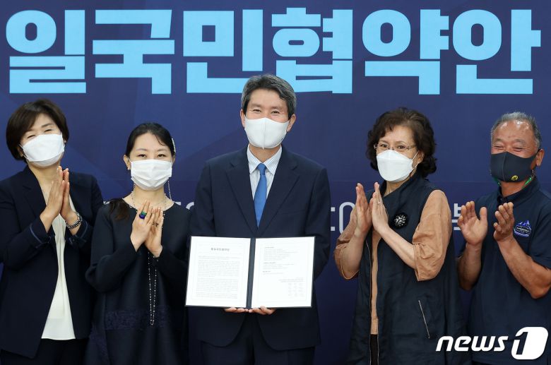 이인영 통일부 장관이 서울 종로구 남북회담본부에서 열린 국민이 함께 만든 통일국민협약안 전달식에 참석해 통일국민협약안을 전달 받은 후 참석자들과 기념촬영을 하고 있다. 2021.7.5/뉴스1 ⓒ News1 조태형 기자