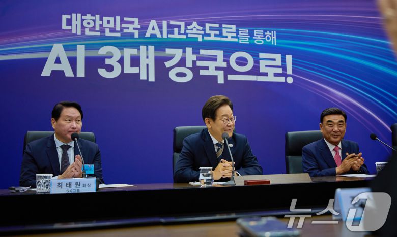 이재명 대통령이 울산 울주군 울산전시컨벤션센터에서 열린 인공지능(AI) 글로벌 협력 기업 간담회에서 참석자 발언을 듣고 있다. (대통령실 제공. 재판매 및 DB 금지) 2025.6.20/뉴스1 ⓒ News1 박지혜 기자