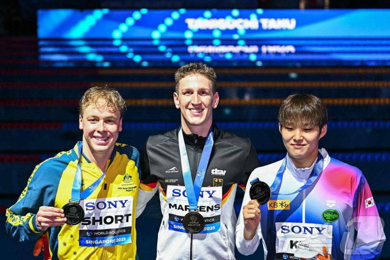김우민(오른쪽)이 27일 열린 2025 싱가포르 세계수영선수권대회 남자 자유형 400m 결선에서 3분42초60의 기록으로 동메달을 획득했다. 루카스 메르텐스(가운데)가 금메달을 목에 걸었고, 새무얼 쇼트(왼쪽)가 은메달을 가져갔다. ⓒ AFP=뉴스1
