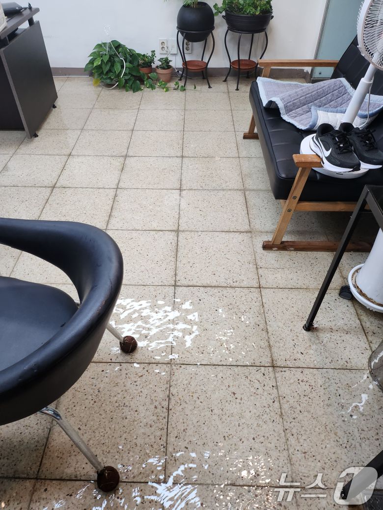 호우경보가 내린 3일 오후 광주 광산구 수완지구 한 사무실 바닥에 물이 차 있다. (독자 제공. 재판매 및 DB 금지) 2025.8.3/뉴스1 ⓒ