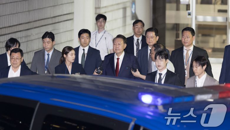 12·3 비상계엄과 관련해 특검 수사를 받는 윤석열 전 대통령이 지난달 9일 밤 서울중앙지법에서 두 번째 구속 전 피의자심문(영장실질심사)을 마친 뒤 대기장소인 서울구치소로 이동하고 있다./뉴스1 ⓒ News1 사진공동취재단