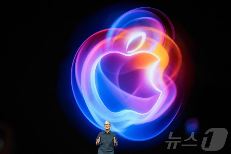 애플이 최근 완전히 뒤쳐진 AI 분야에서 갈팡질팡하는 모습을 보이고 있다. ⓒ AFP=뉴스1