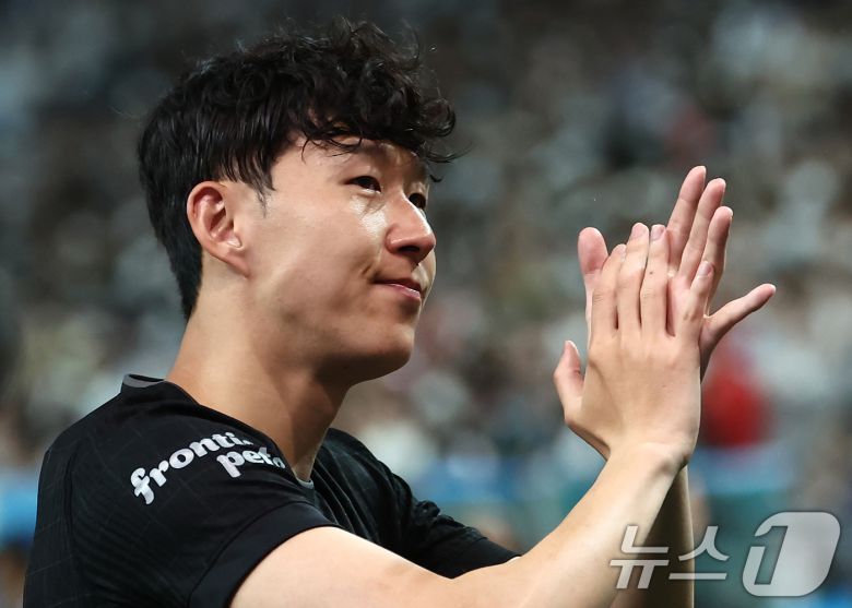 3일 오후 서울 마포구 서울월드컵경기장에서 열린 쿠팡플레이 시리즈 토트넘 홋스퍼와 뉴캐슬 유나이티드의 경기에서 사실상 토트넘 마지막 경기를 치른 손흥민이 팬들을 향해 인사하고 있다. 2025.8.3/뉴스1 ⓒ News1 김민지 기자