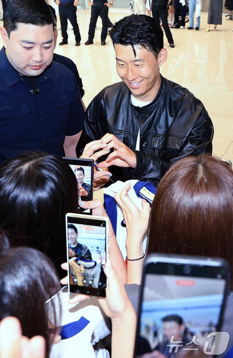 잉글랜드 프리미어 리그(EPL) 토트넘 훗스퍼와의 동행을 마친 손흥민이 5일 오후 인천국제공항을 통해 출국 전 팬과 사진 포즈를 취하고 있다. 손흥민은 현재 미국 메이저리그사커(MLS) LA FC와 협상을 진행 중으로 알려졌다. 2025.8.5/뉴스1 ⓒ News1 박정호 기자