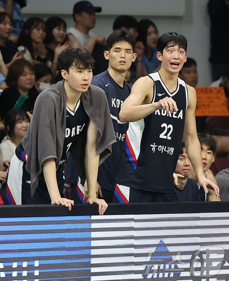 13일 오후 경기도 안양 정관장 체육관에서 열린 하나은행 초청 2025 남자농구 국가대표 평가전 대한민국과 일본의 경기에서 대한민국 이현중과 여준석이 4쿼터 경기를 지켜보고 있다. 2025.7.13/뉴스1 ⓒ News1 김진환 기자