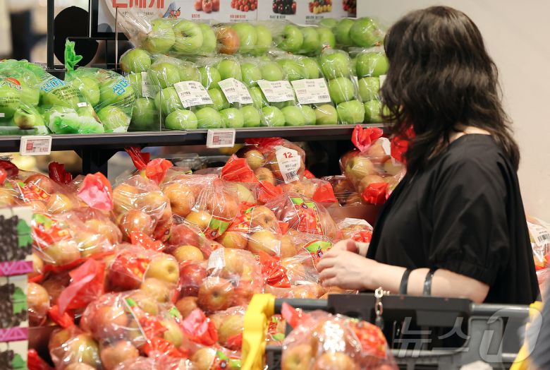 서울 시내 한 대형마트에서 시민이 사과를 고르고 있다. 2025.7.31/뉴스1 ⓒ News1 김진환 기자