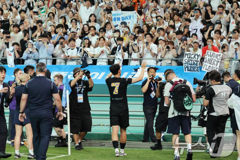 3일 오후 서울시 마포구 서울월드컵경기장에서 열린 쿠팡플레이 시리즈 토트넘 홋스퍼와 뉴캐슬 유나이티드의 경기를 마친 손흥민이 팬들에게 인사하며 그라운드를 돌고 있다. 2025.8.3/뉴스1 ⓒ News1 장수영 기자