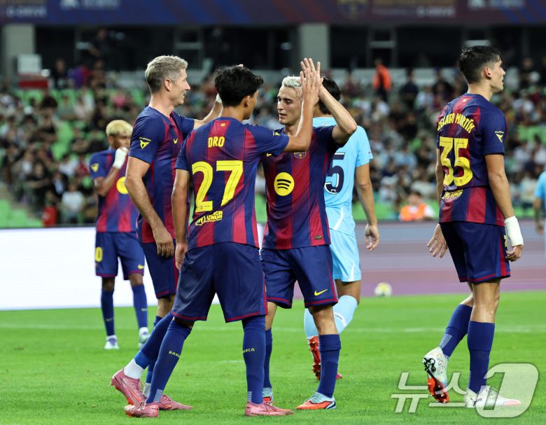 4일 오후 대구 수성구 대구스타디움에서 열린 '2025 FC바르셀로나 아시아투어' 대구FC와 FC바르셀로나의 경기에서 전반 FC바르셀로나 레반도프스키가 팀의 두번째 골을 넣은 뒤 동료들과 기쁨을 나누고 있다. 2025.8.4/뉴스1 ⓒ News1 구윤성 기자