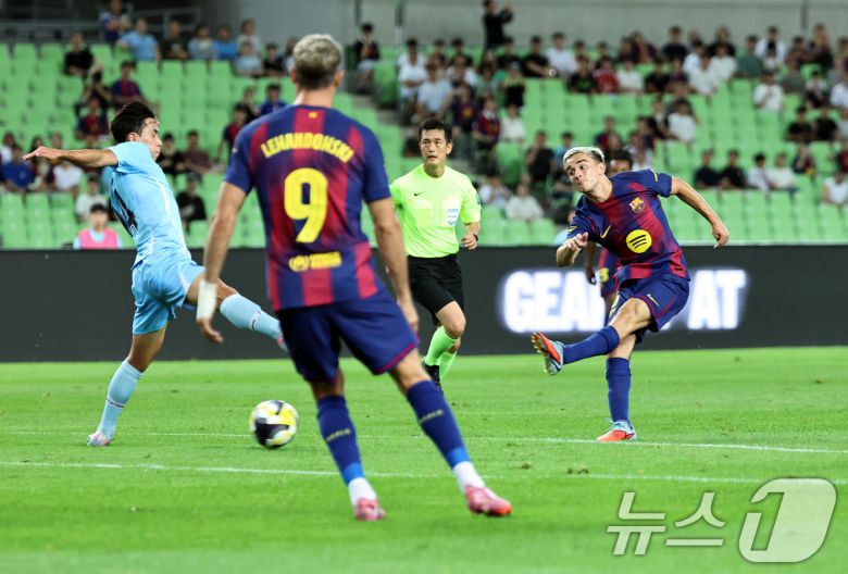 4일 오후 대구 수성구 대구스타디움에서 열린 '2025 FC바르셀로나 아시아투어' 대구FC와 FC바르셀로나의 경기에서 전반 FC바르셀로나 가비가 선취골을 넣고 있다. 2025.8.4/뉴스1 ⓒ News1 구윤성 기자